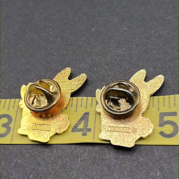 Vintage pair enamel bunny pins - Picture 4 of 4